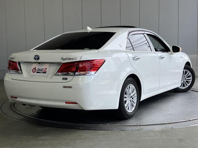 CROWN sedan hybrid
