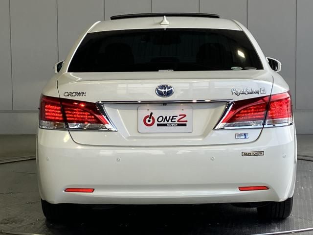 CROWN sedan hybrid