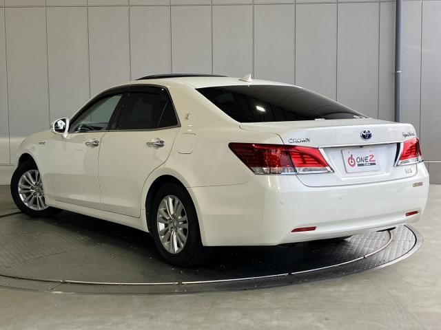 CROWN sedan hybrid