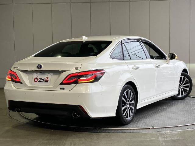 CROWN sedan hybrid