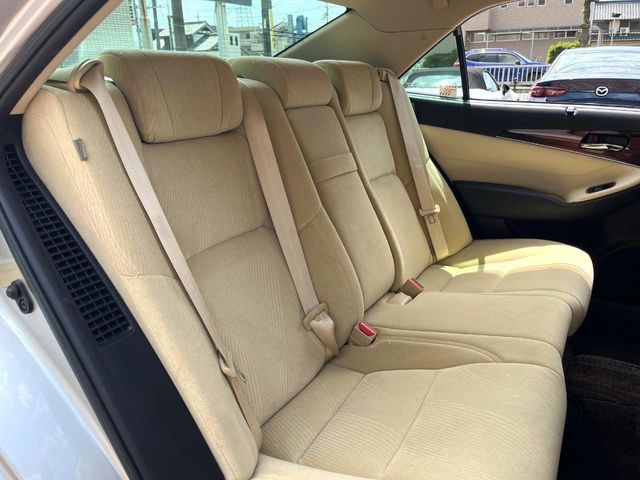 CROWN sedan hybrid