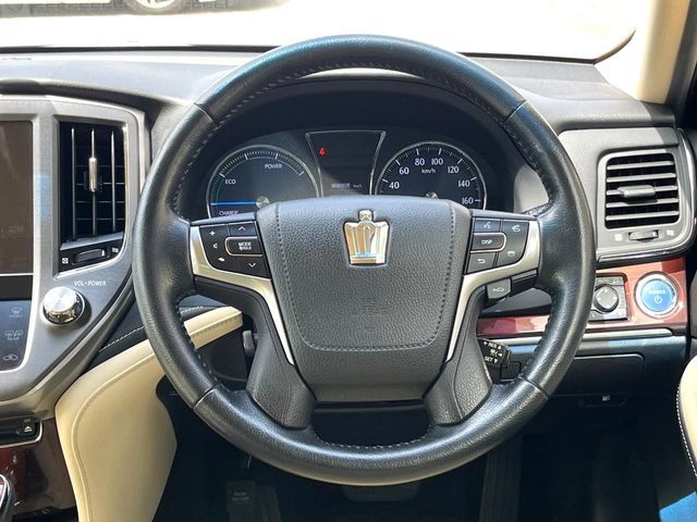 CROWN sedan hybrid