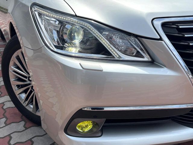 CROWN sedan hybrid