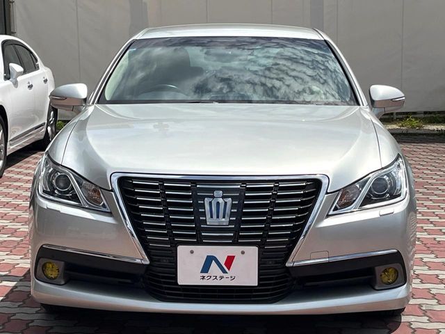 CROWN sedan hybrid