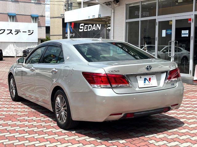 CROWN sedan hybrid