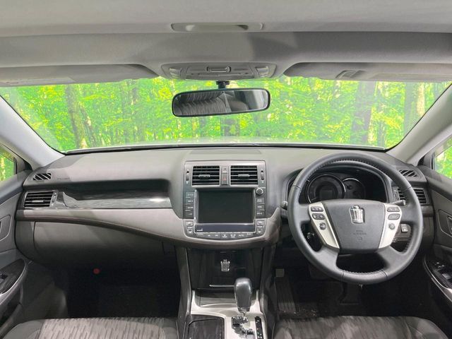 CROWN sedan