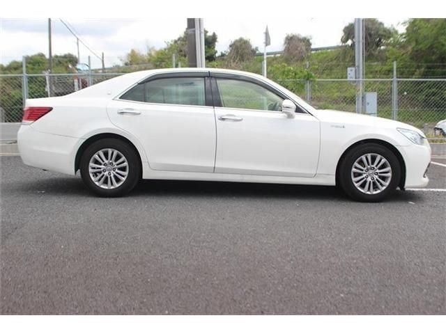 CROWN sedan hybrid
