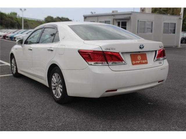 CROWN sedan hybrid