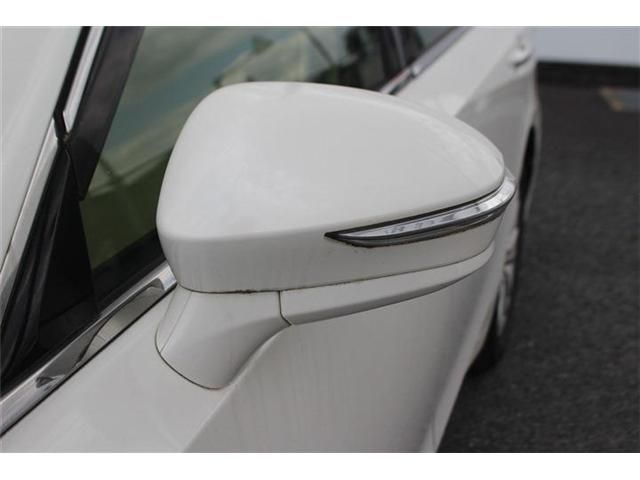 CROWN sedan hybrid