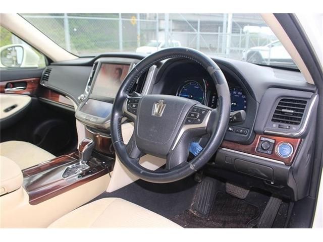 CROWN sedan hybrid
