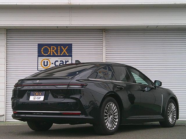 CROWN sedan hybrid