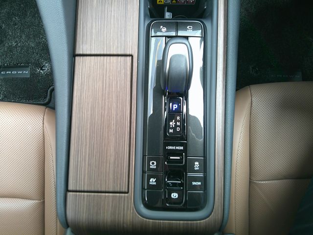 CROWN sedan hybrid