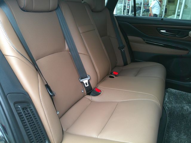CROWN sedan hybrid
