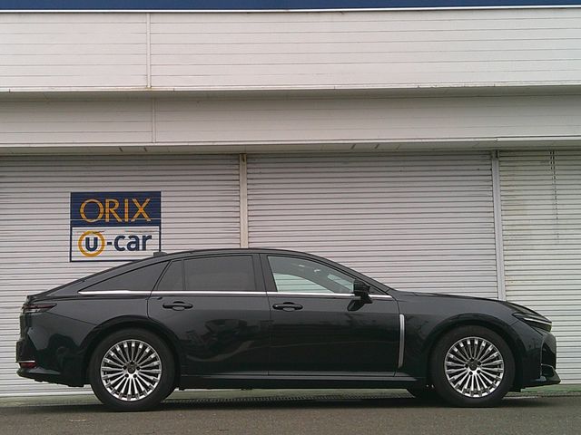 CROWN sedan hybrid