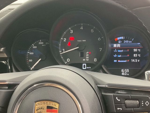 PORSCHE Macan