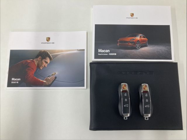 PORSCHE Macan