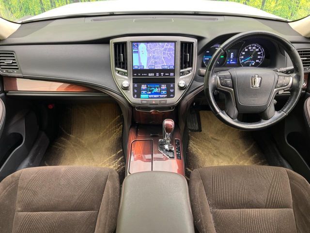 CROWN sedan hybrid