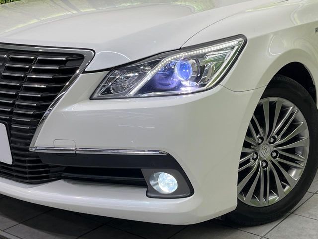 CROWN sedan hybrid