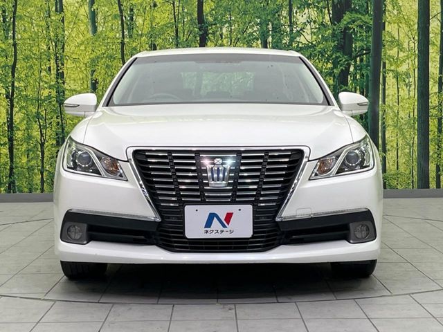 CROWN sedan hybrid
