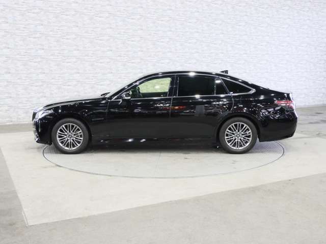 CROWN sedan hybrid