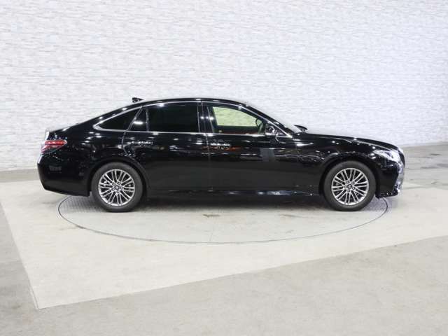 CROWN sedan hybrid