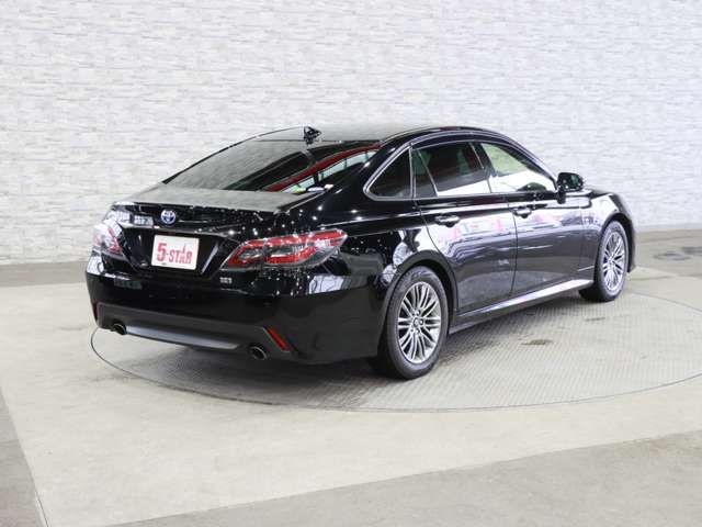 CROWN sedan hybrid