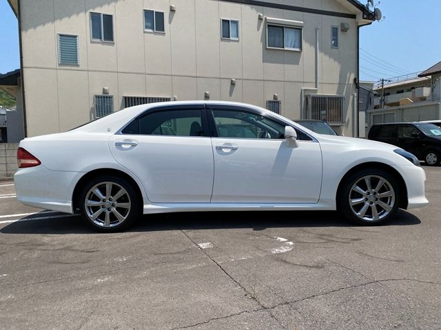CROWN sedan