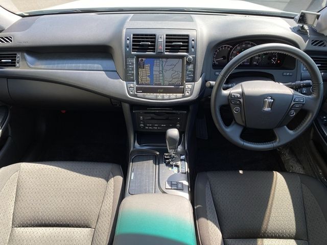 CROWN sedan
