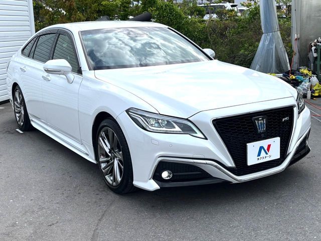 CROWN sedan hybrid