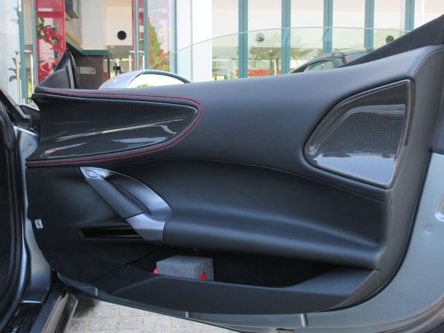 FERRARI SF90 Spider