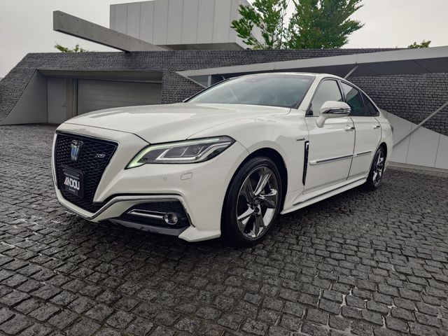 CROWN sedan hybrid