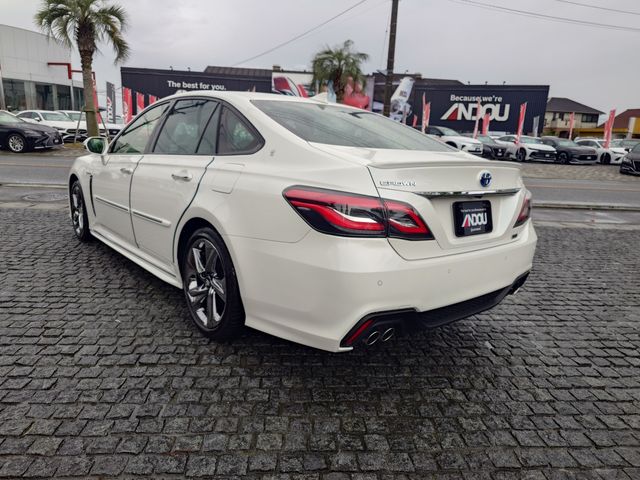 CROWN sedan hybrid