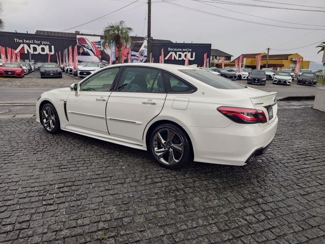 CROWN sedan hybrid