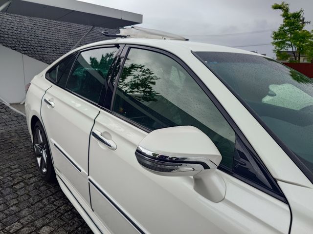 CROWN sedan hybrid