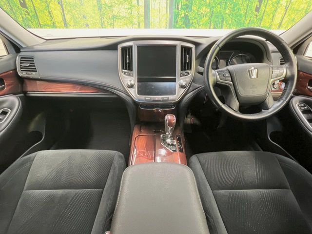 CROWN sedan hybrid