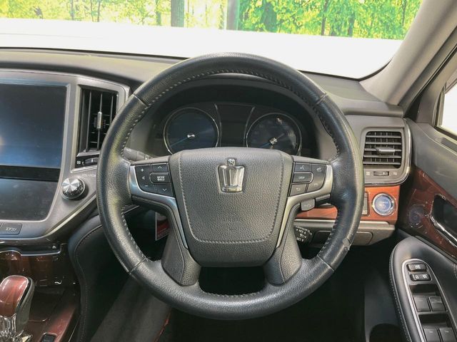 CROWN sedan hybrid