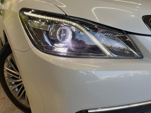 CROWN sedan hybrid