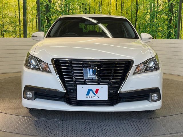 CROWN sedan hybrid