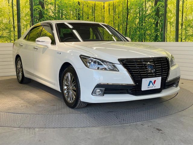 CROWN sedan hybrid