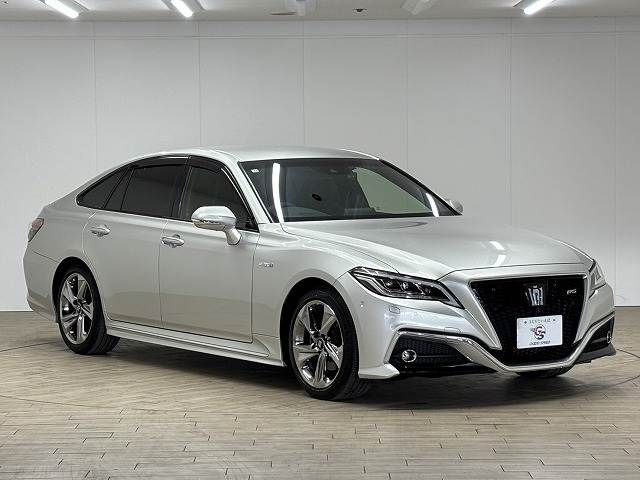 CROWN sedan hybrid