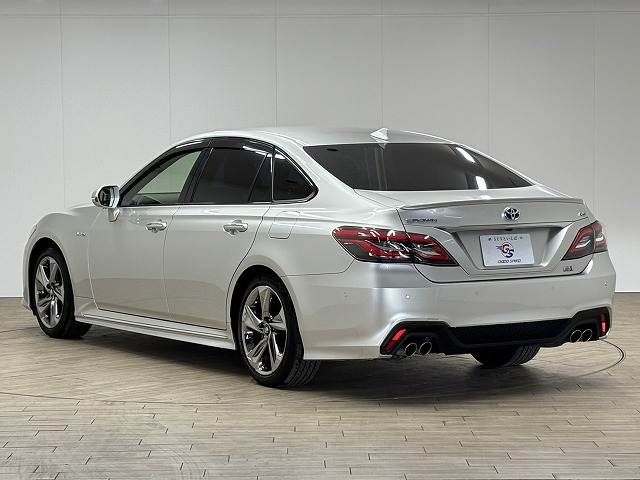 CROWN sedan hybrid