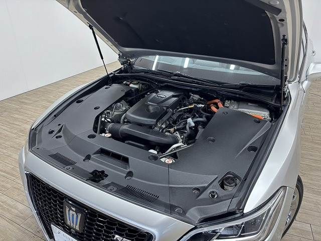 CROWN sedan hybrid