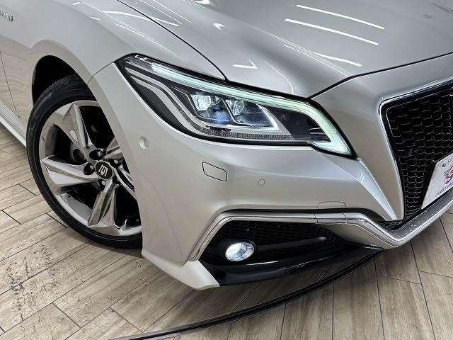 CROWN sedan hybrid