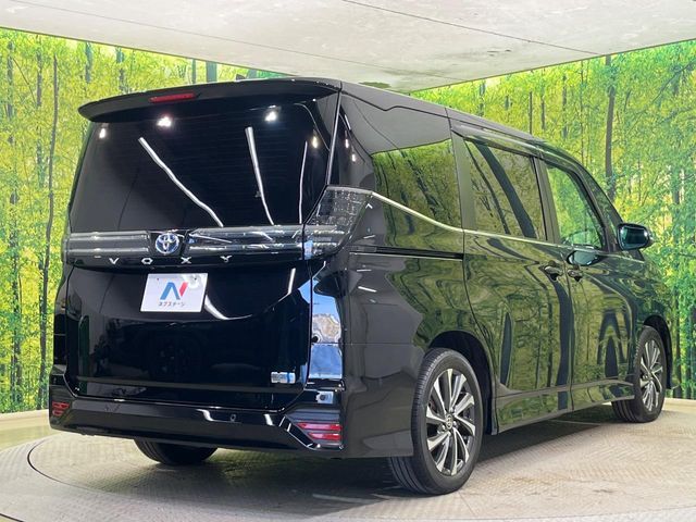 VOXY HYBRID