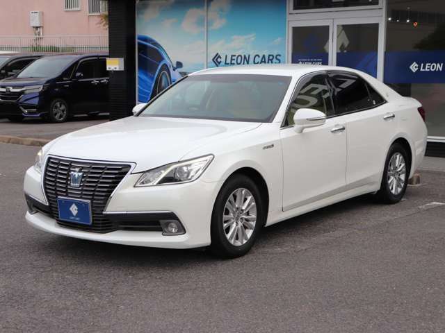 CROWN sedan hybrid