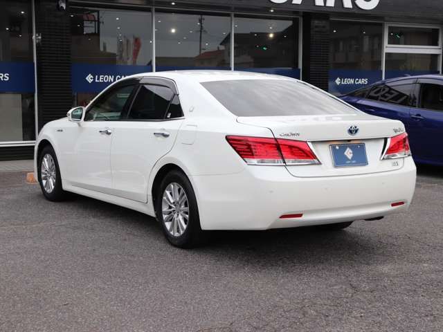 CROWN sedan hybrid