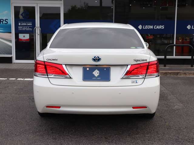 CROWN sedan hybrid