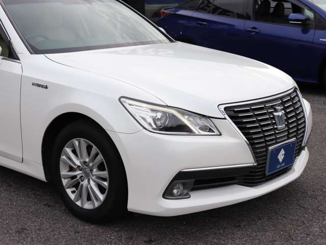CROWN sedan hybrid