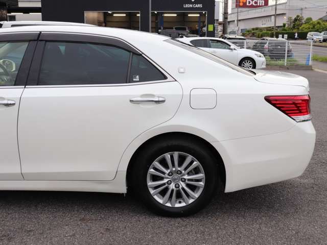 CROWN sedan hybrid