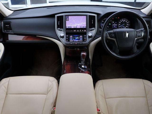 CROWN sedan hybrid